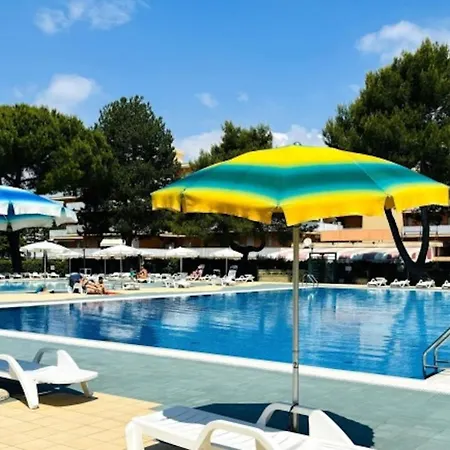 Flat By The Pool *