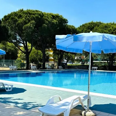 Flat By The Pool * 比比翁
