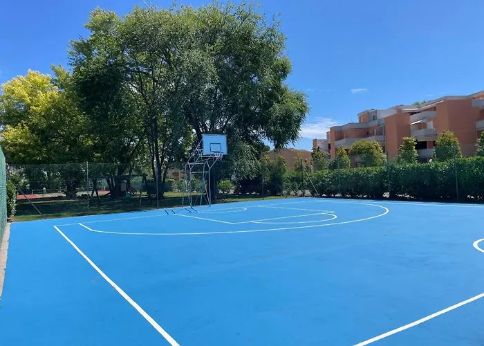 아파트 Flat By The Pool